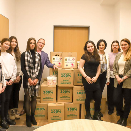 Szeretetdobozokat töltöttek meg