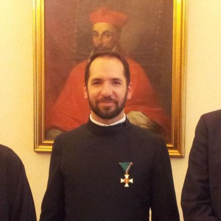 Dobos András atya kitüntetése